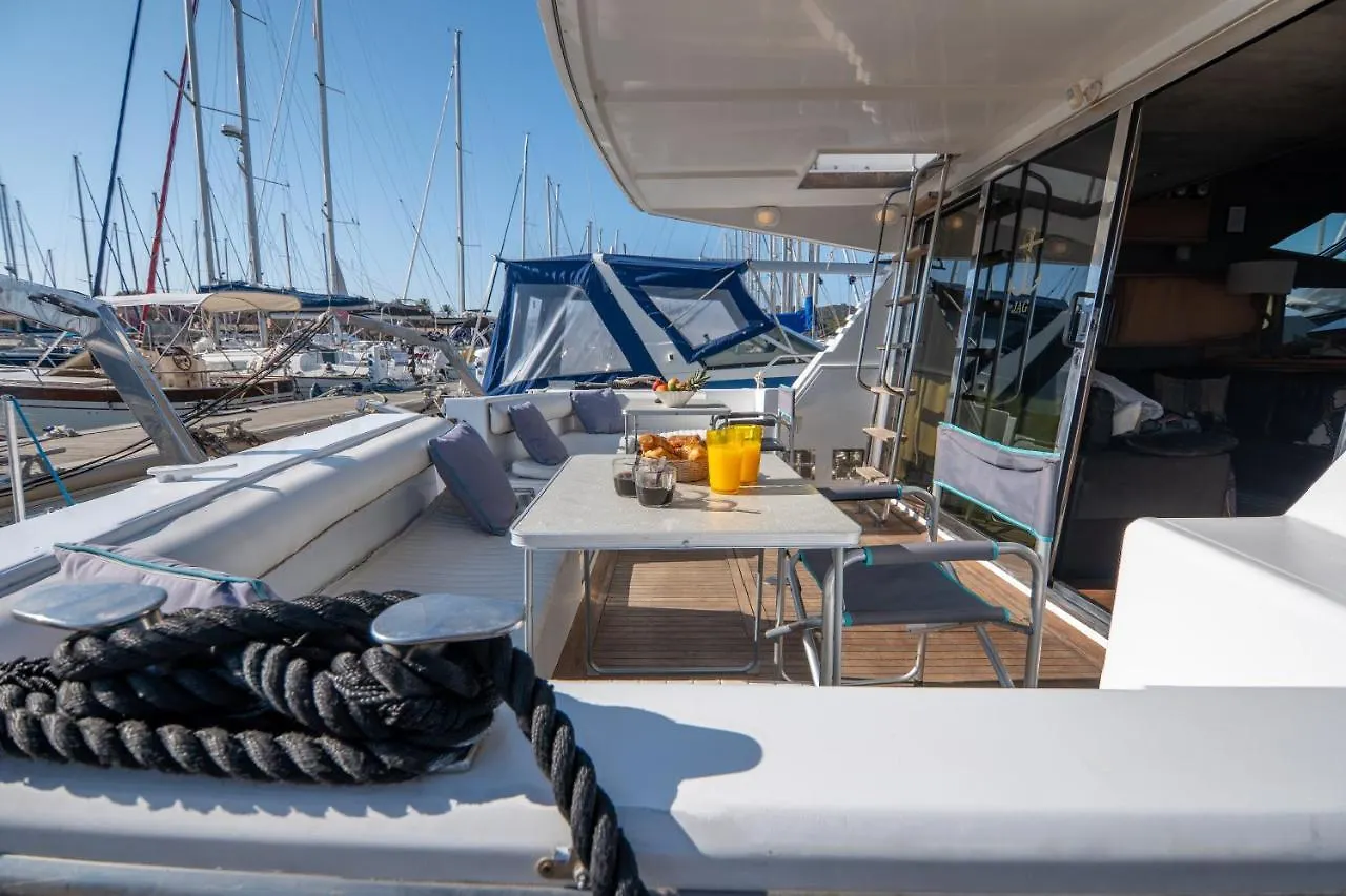 Hebergements Bateaux A Quai Porquerolles France
