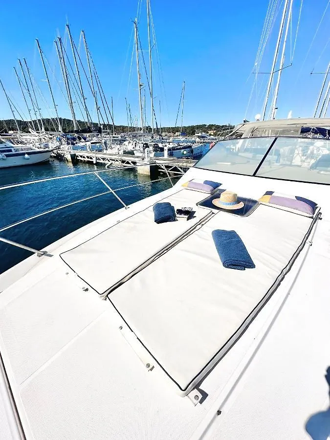 Hebergements Bateaux A Quai Porquerolles
