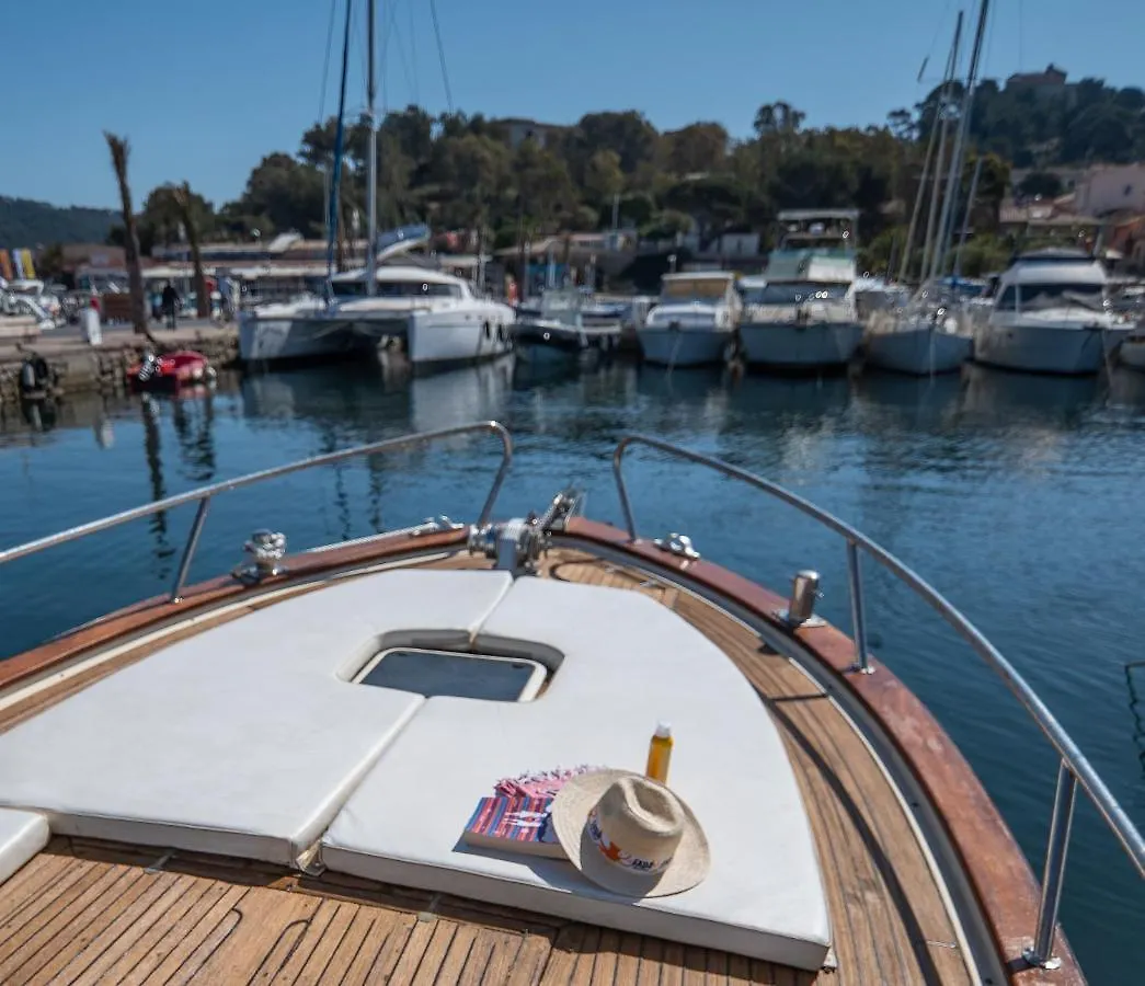 Botel Hebergements Bateaux A Quai Porquerolles France