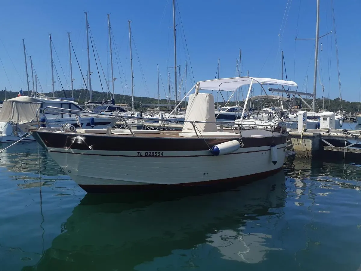 Botel Hebergements Bateaux A Quai Porquerolles