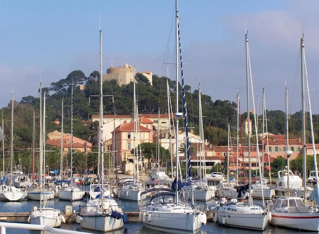 Hebergements Bateaux A Quai Porquerolles France
